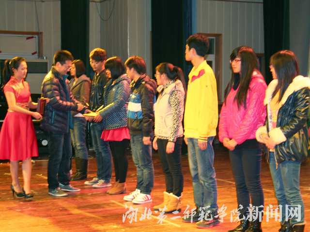 2 领导为优秀社团颁奖.JPG