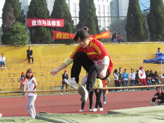女子丙组跳高冠军 李灵敏摄.jpg