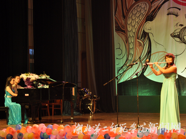 6.长笛独奏《阳光灿烂照天山》.jpg